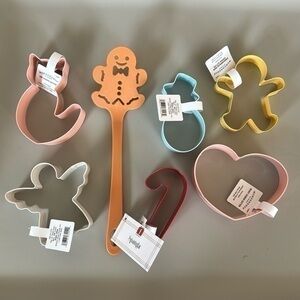 Cookie cutters and spatula NEW‎